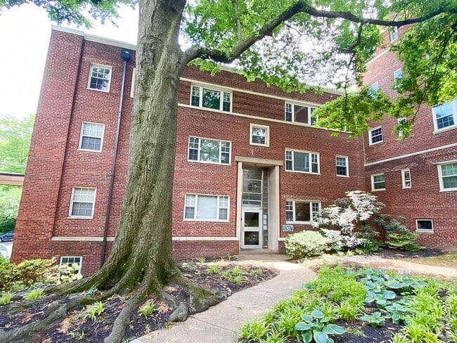 Building Photo - Tastefully Renovated 2 Bedroom 1 Bathroom ... Rental