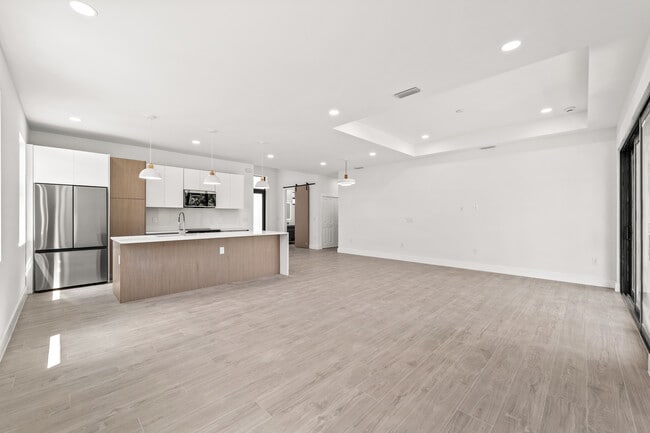 Photo - 3203 18th St W