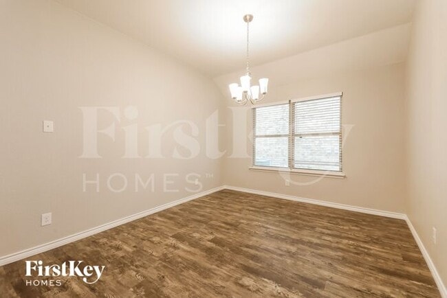 Photo - 573 Jamestown Ln