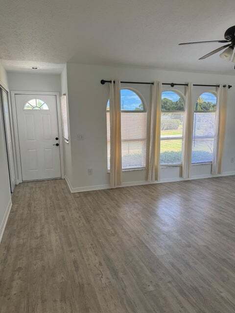 Photo - 262 SW Crescent Ave