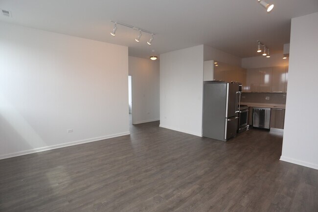 Photo - 932 W Dakin St Unit 103