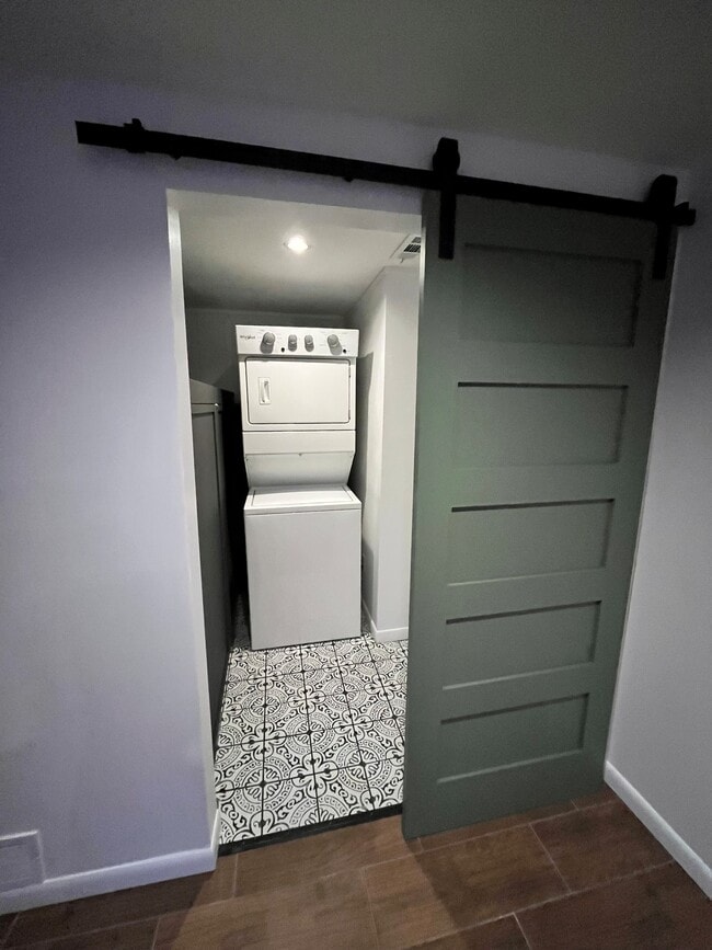 Photo - 1877 Patrician