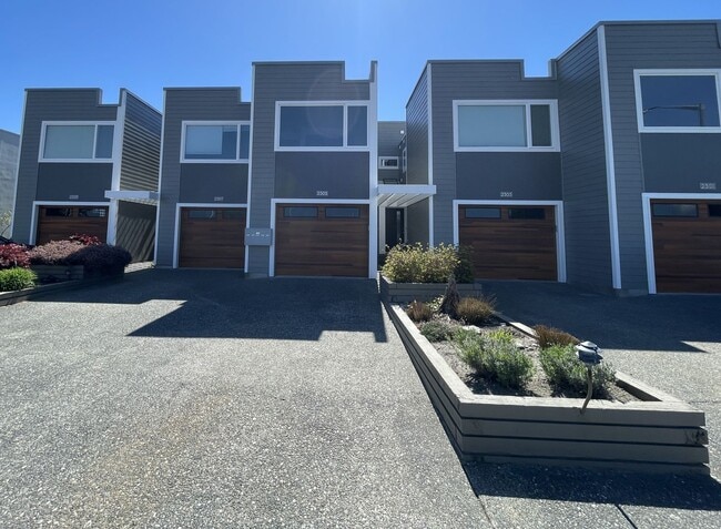 Building Photo - 2305 Skyline Way Rental