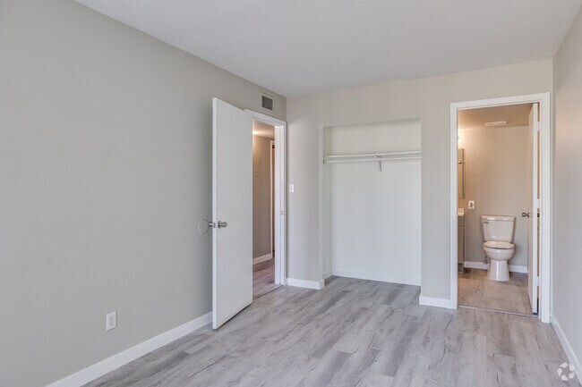 2BR, 2BA - 850SF