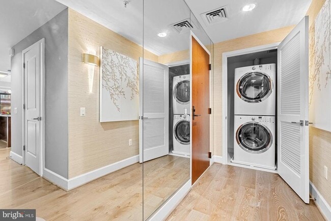 Photo - 7171 Woodmont Ave Unidad 206