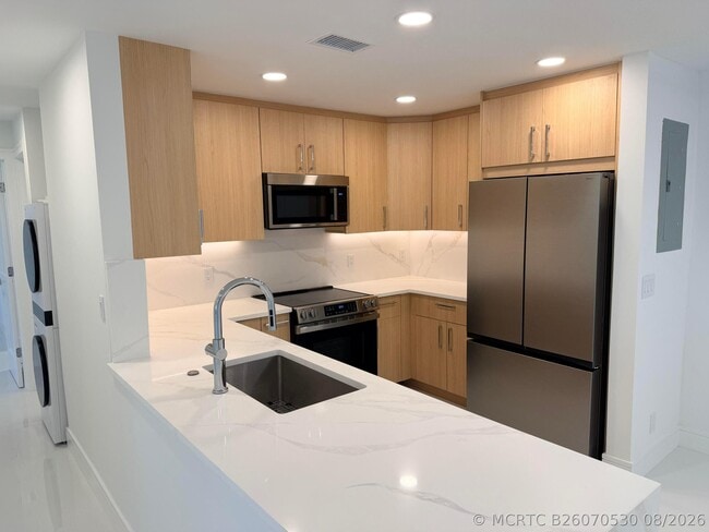 Building Photo - 6439 Bay Club Dr Unit 1