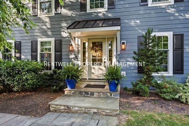 Photo - 805 Llanelly Ln