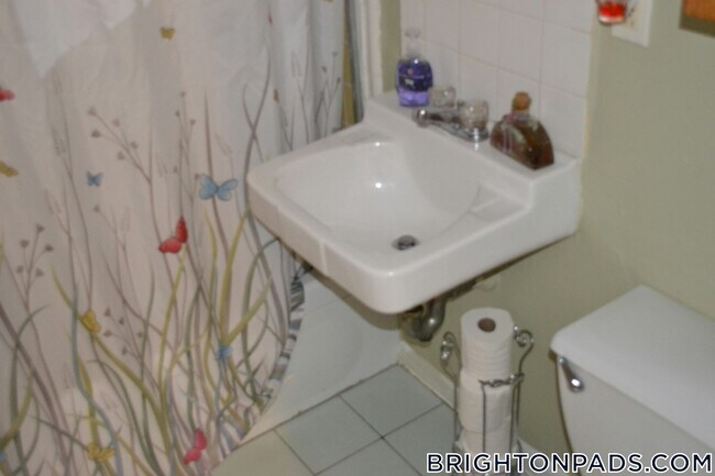 Building Photo - 357 Faneuil St Unit 4