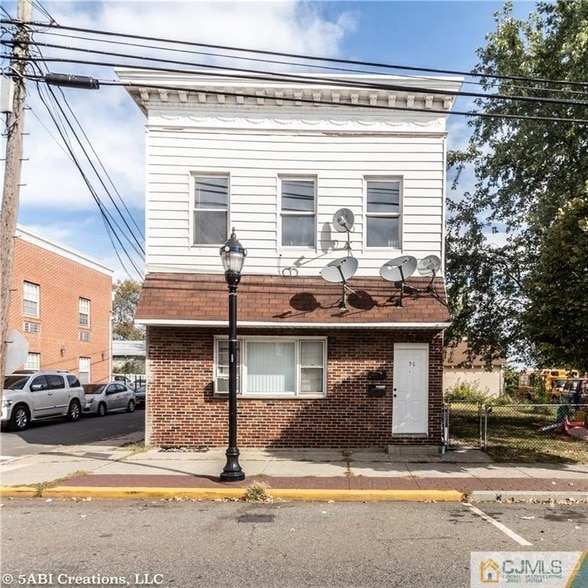 Building Photo - 556 Roosevelt Ave Unit 2