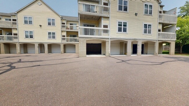 Building Photo - 2201 S Huron Pkwy Unit 1