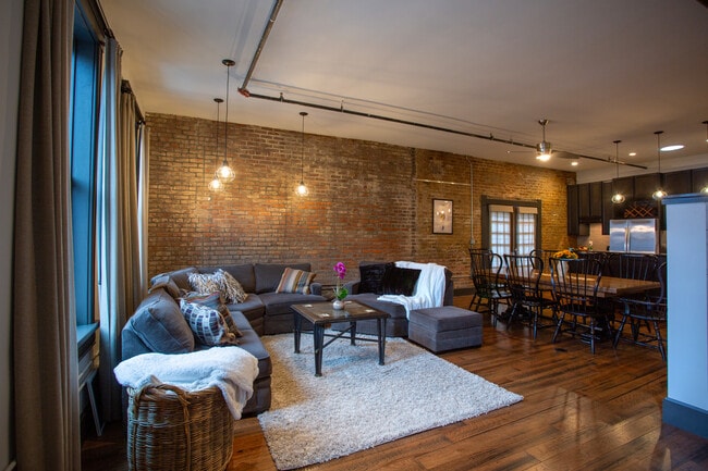 LR - 225-200 E Blaine St Unit 200