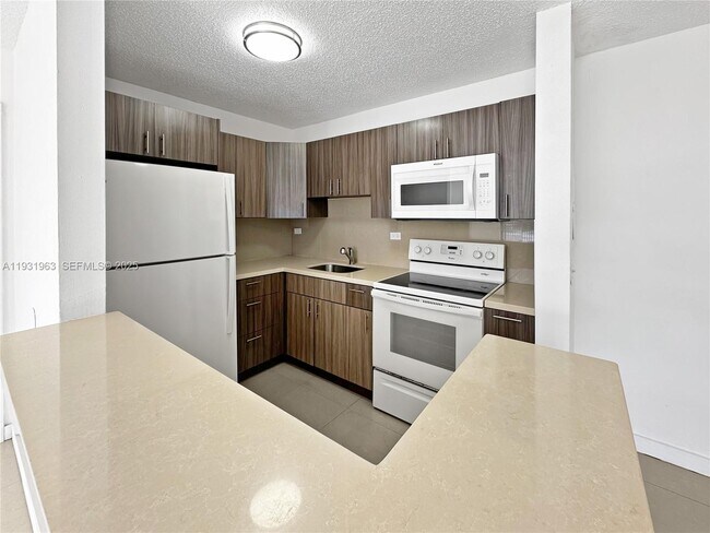 Photo - 7000 NW 179th St Unidad 110