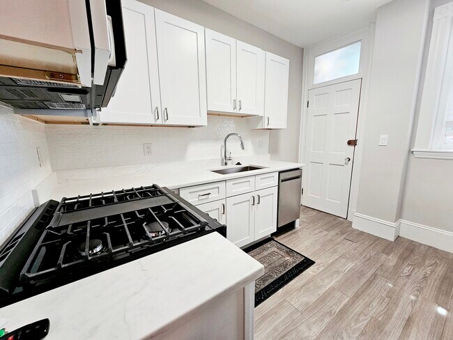 Building Photo - 6 Radcliffe Rd Unit 3