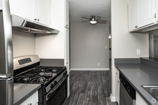 1BR, 1BA - 720SF - Kitchen