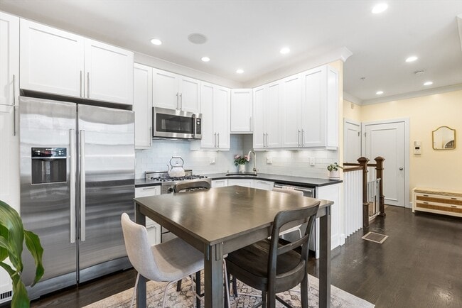 Building Photo - 170 W Fifth St Unit 1