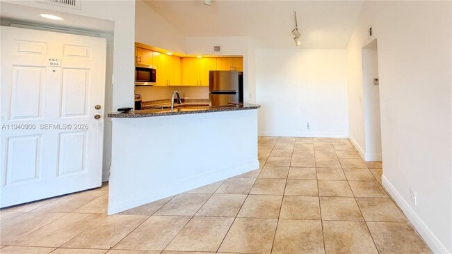 Building Photo - 3400 Pinewalk Dr N Unit 934