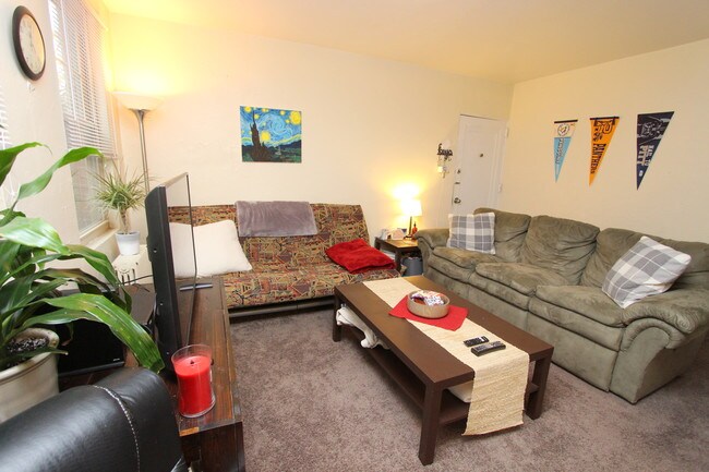 Photo - LONDON TERRACE APARTMENTS -- 014