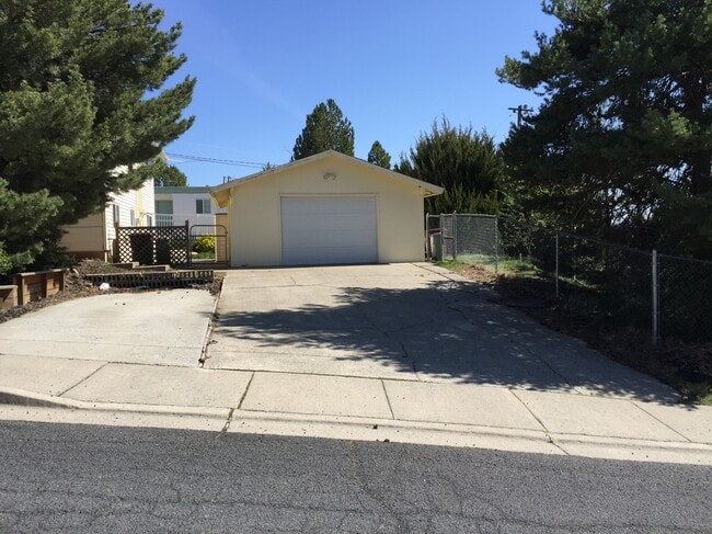 Large garage - 385 NW THOMAS ST B Casa Adosada