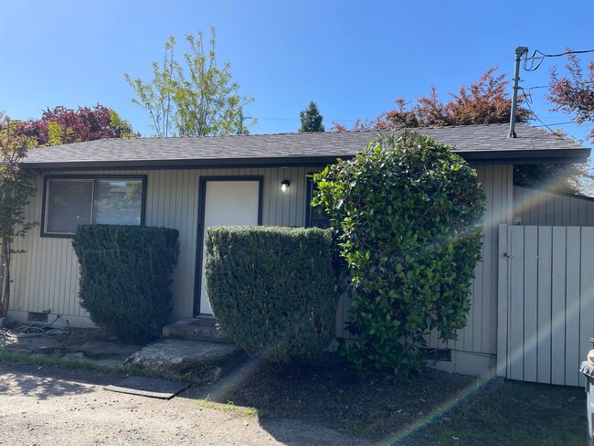 Photo - Great 1 bedroom, 1 bath cottage ~ nice quiet street