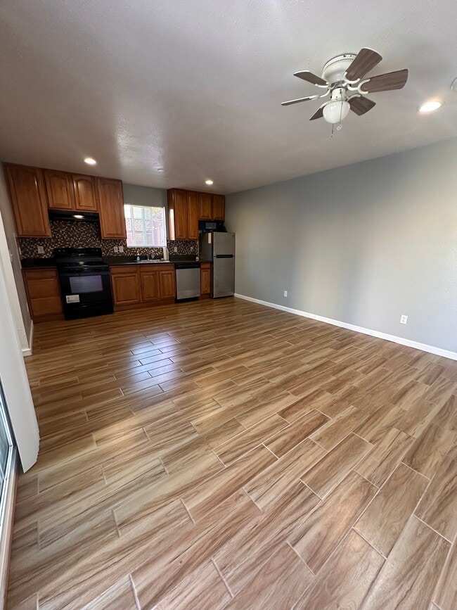 Photo - 255 Edwin Way