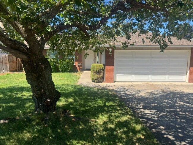 Building Photo - Move-In Ready! 3 Bedroom Home with Large Fenced Yard