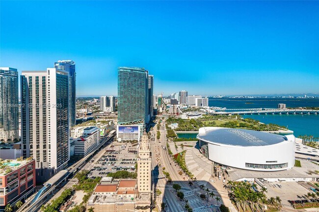 Building Photo - 398 NE 5th St Unit 3003