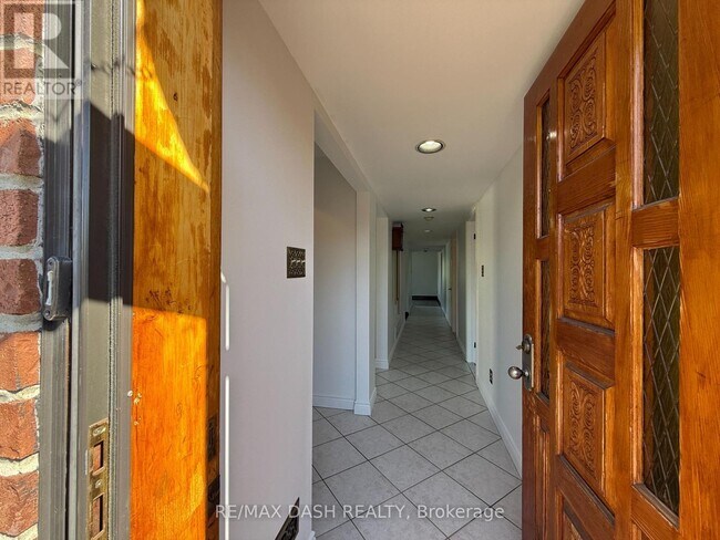Photo - 2973 Bloor St W