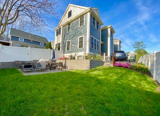 Building Photo - 49 Cottage St Unit 2