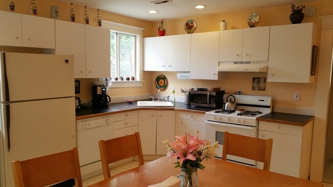 Kitchen facing North - 131 SW Hooker St Unidad 131