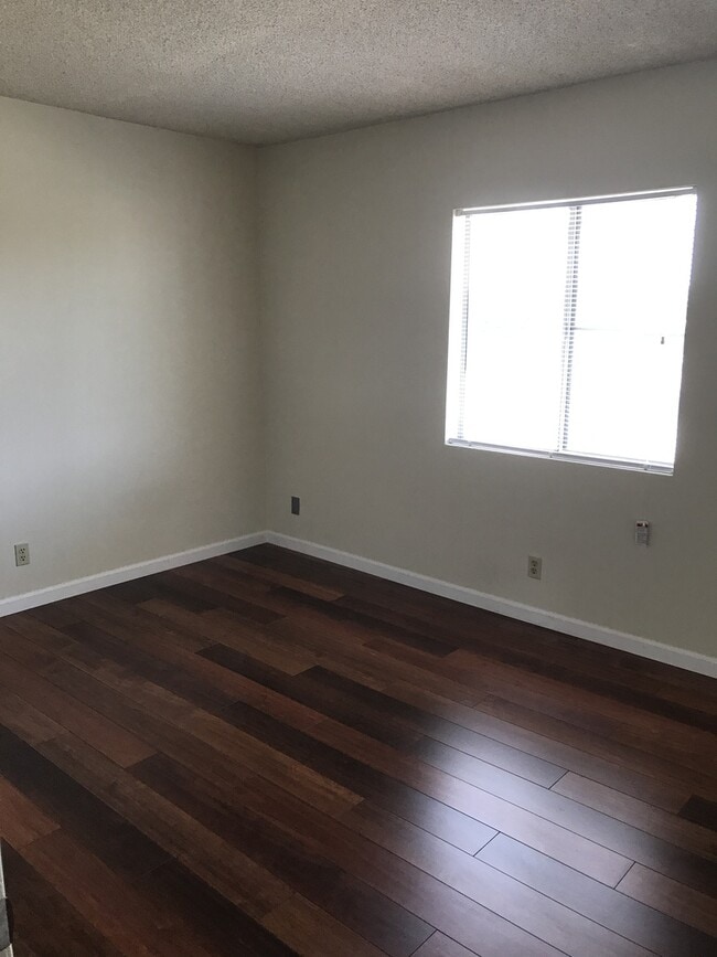 Photo - SPACIOUS Upper 2 bedroom unit, Bellflower ... Unidad 00010215