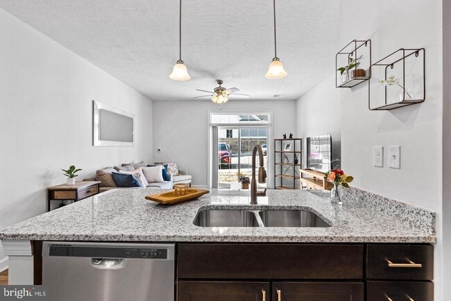 1002 Admiral Ln Unit 201