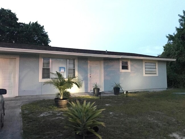 Building Photo - 343 SE Oakridge Dr