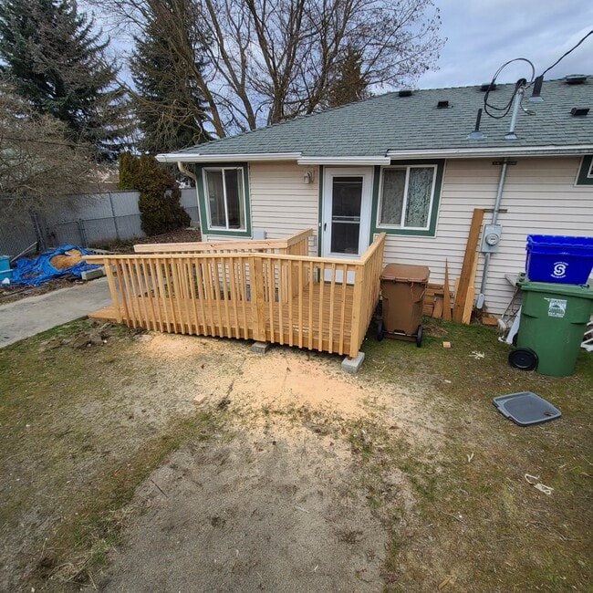 Puerta trasera - 2517 W Queen Ave