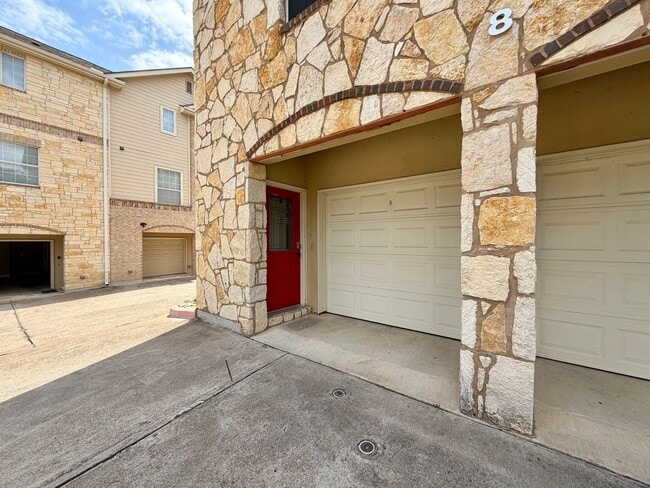 Photo - 1402 Parker Ln