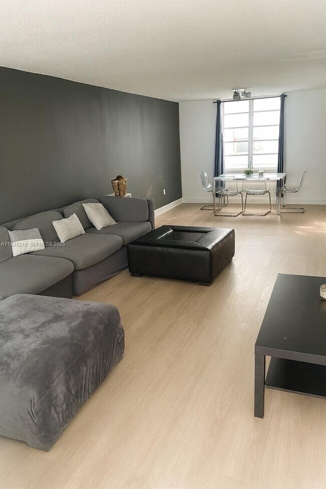 Building Photo - 1732 Meridian Ave Unit 502