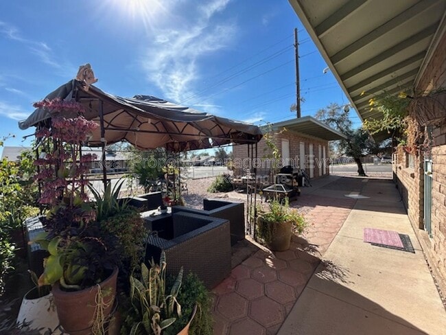 Building Photo - 1905 N Center St Unit 1