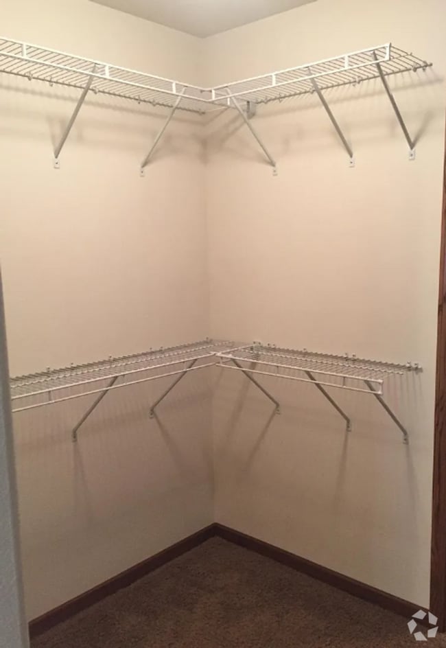 Building Photo - Beautiful bilevel twinhome in Eaglewood! N...