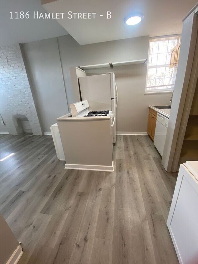 Building Photo - 1186 Hamlet St Unit B