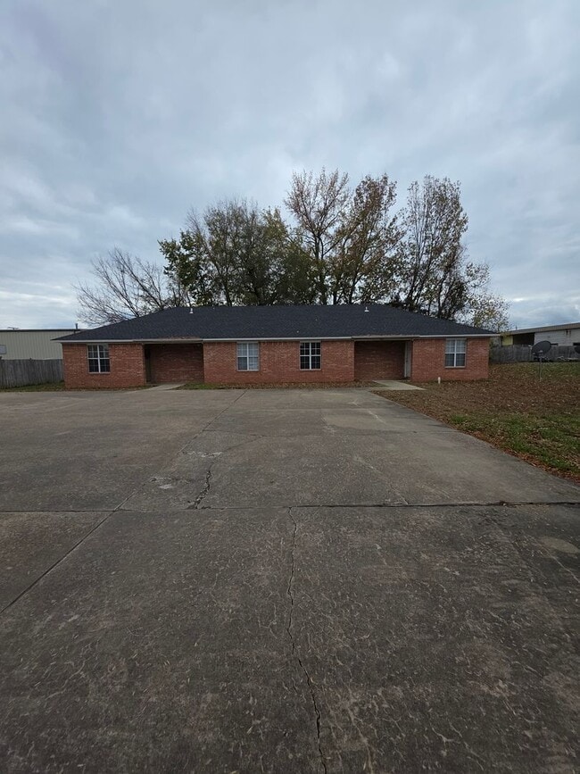 Building Photo - 1122 E 13th St Unit B