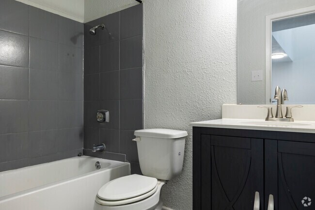 1BR/1BA 521 SF - Bathroom (Unit 1) - ROOKWOOD GOLF APARTMENTS