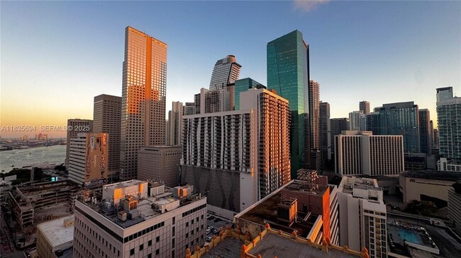 Photo - 151 SE 1st St Unidad 2205