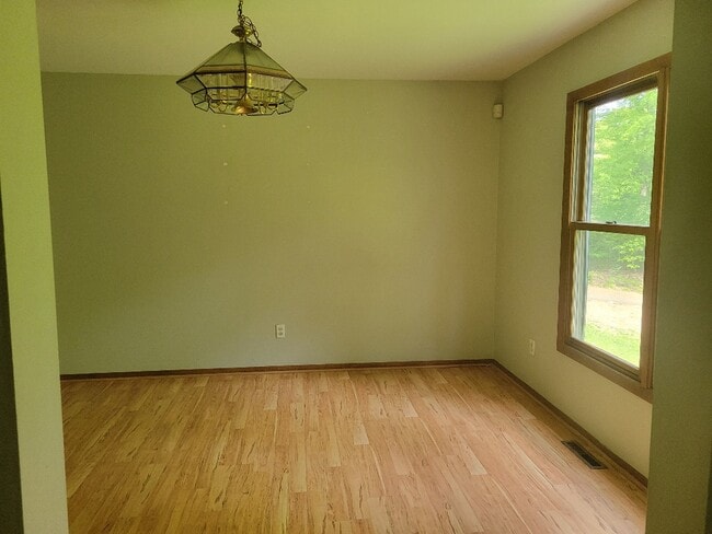 Photo - 585 Friendship Dr