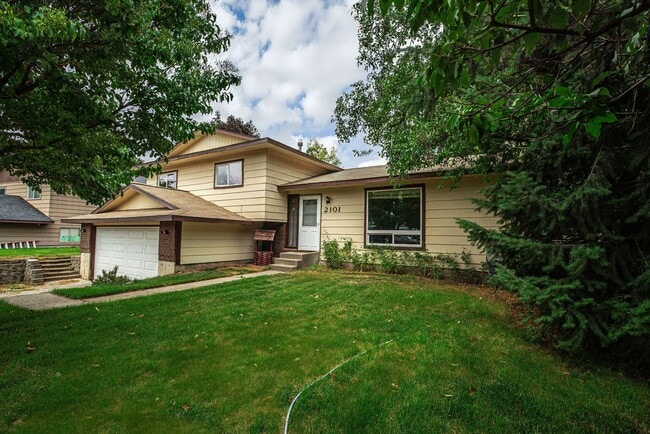 Building Photo - Spacious 3-Bed Home in Hayden Lake with La...