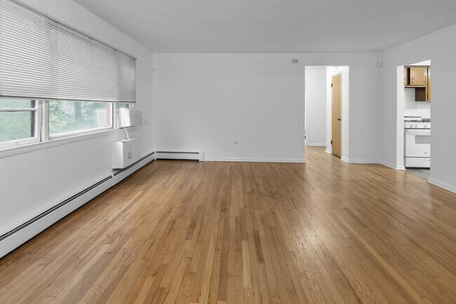 Photo - 807 Oakton St