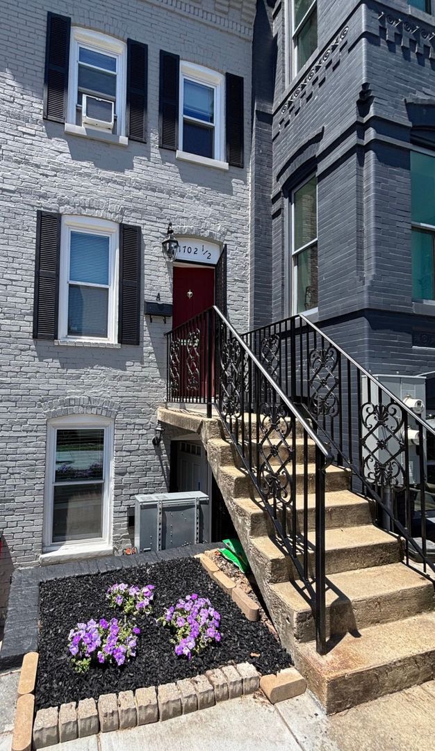 Building Photo - 1702 1/2 10th Street NW Unit B