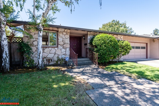 Building Photo - Heatherstone Way / Village Ct Unit Heatherstone