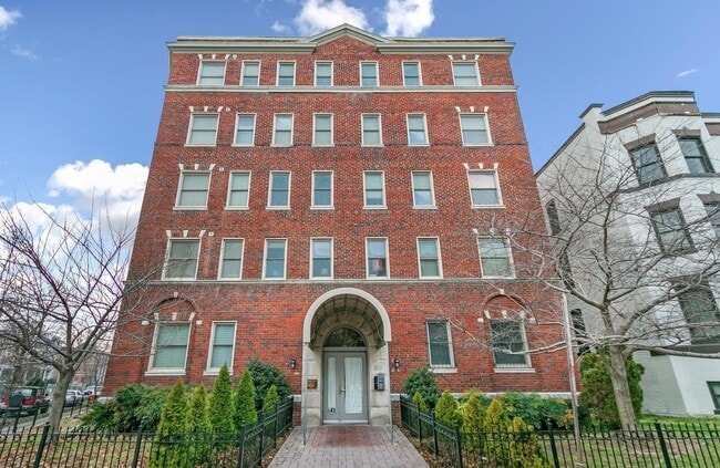 Building Photo - Spacious 1BR Apartment w/ Private Patio in...