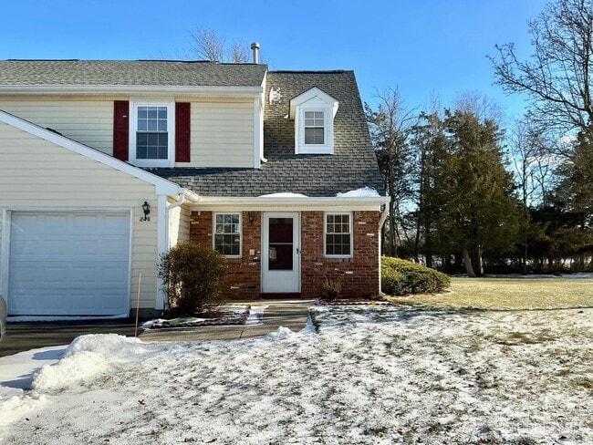 Building Photo - 246 Hyde Park Rd