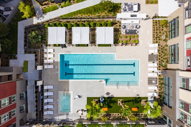Clarendon Apartments Woodland Hills