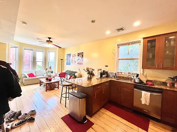 Photo - 731 Parker St